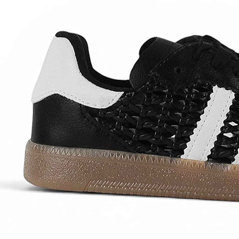 Vista trasera de suela de piso en tenis negro con blanco y detalles tejidos para dama 