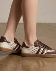 Tenis beige con café para dama y detalles tejidos de piso 