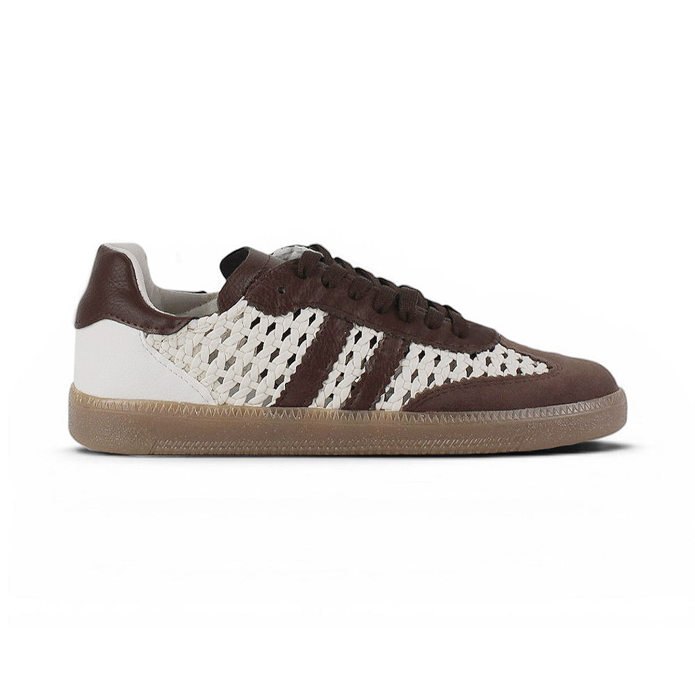 Vista lateral de tenis beige con café de piso y detalles tejidos para dama 