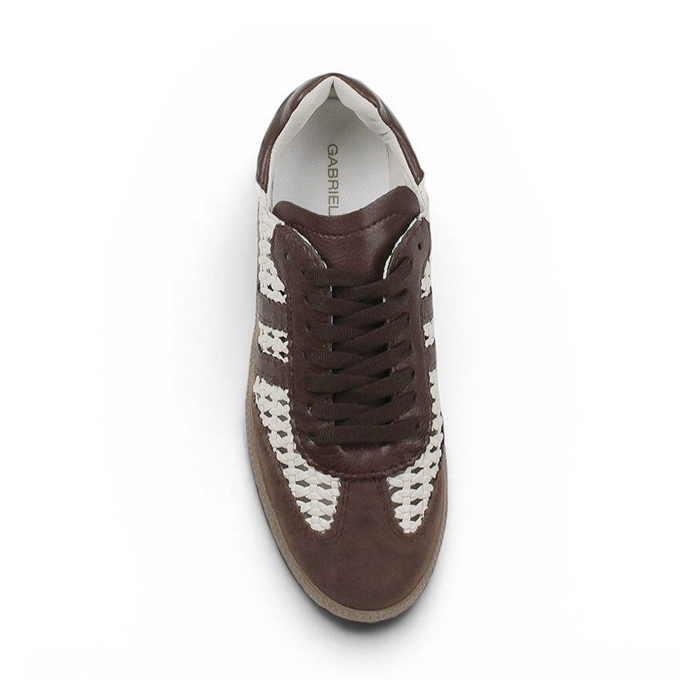 Vista superior del tenis beige con café para dama de piso y detalles 