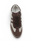 Vista superior del tenis beige con café para dama de piso y detalles 