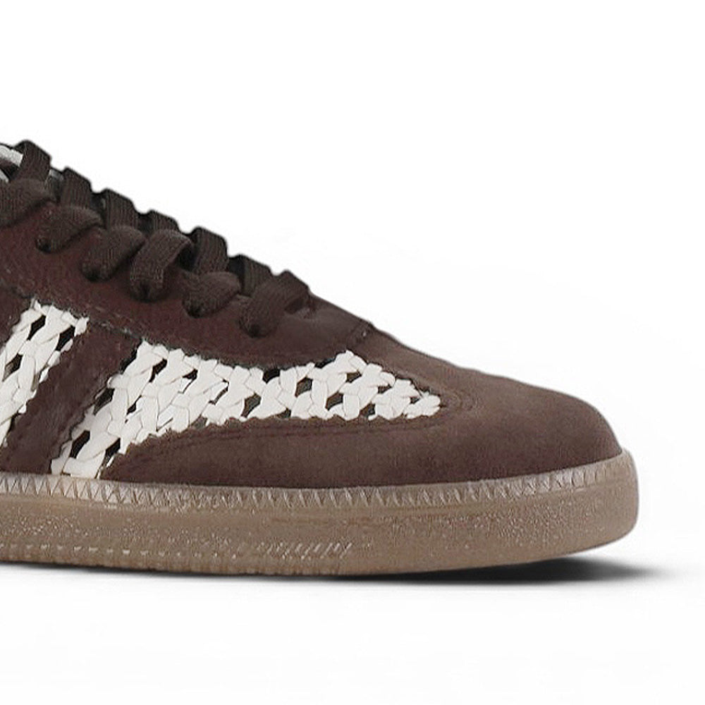 Detalle del material sintético en tenis beige con café para dama de piso y detalles tejidos 