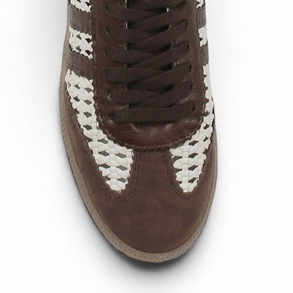 Vista del detalle tejido del tenis beige con café para dama de piso