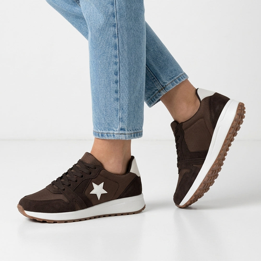 Tenis cafés casuales con estrella decorativa y plataforma baja en color blanco para dama 