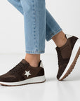 Tenis cafés casuales con estrella decorativa y plataforma baja en color blanco para dama 