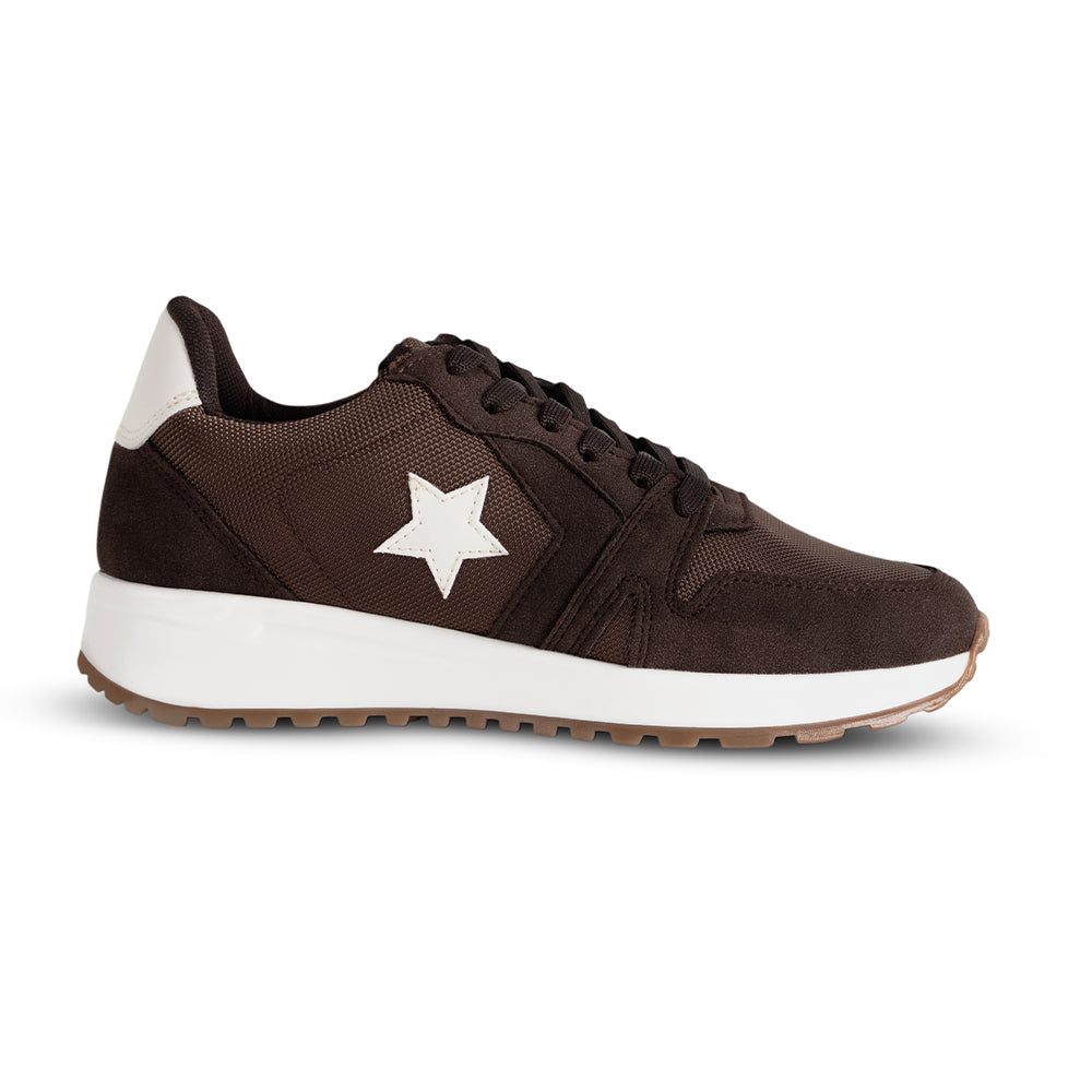 Vista lateral del tenis café de estilo casual con plataforma blanca 4cm y estrella lateral decorativa para dama 