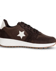 Vista lateral del tenis café de estilo casual con plataforma blanca 4cm y estrella lateral decorativa para dama 