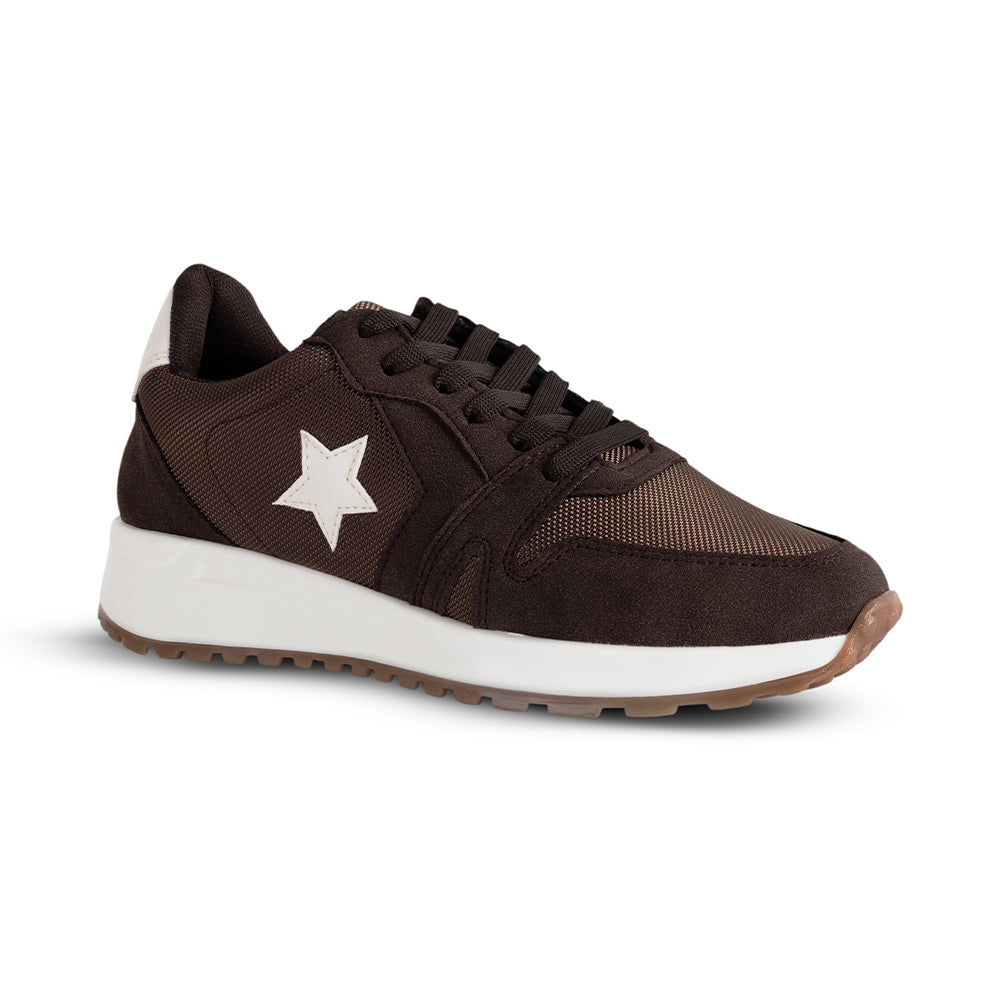 Vista diagonal del tenis café casual con estrella decorativa y plataforma baja 4cm en color blanco para dama 