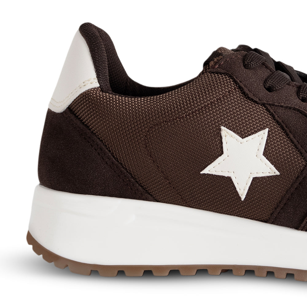 Vista trasera de la plataforma baja color blanco 4cm del tenis café casual para dama 