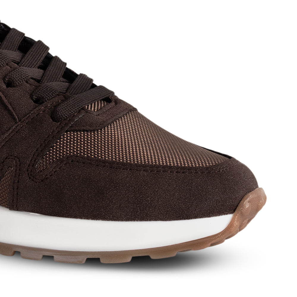 Detalle del material sintético en el tenis café para dama con plataforma baja 4cm color blanco y cordones cafés 