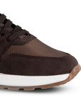 Detalle del material sintético en el tenis café para dama con plataforma baja 4cm color blanco y cordones cafés 