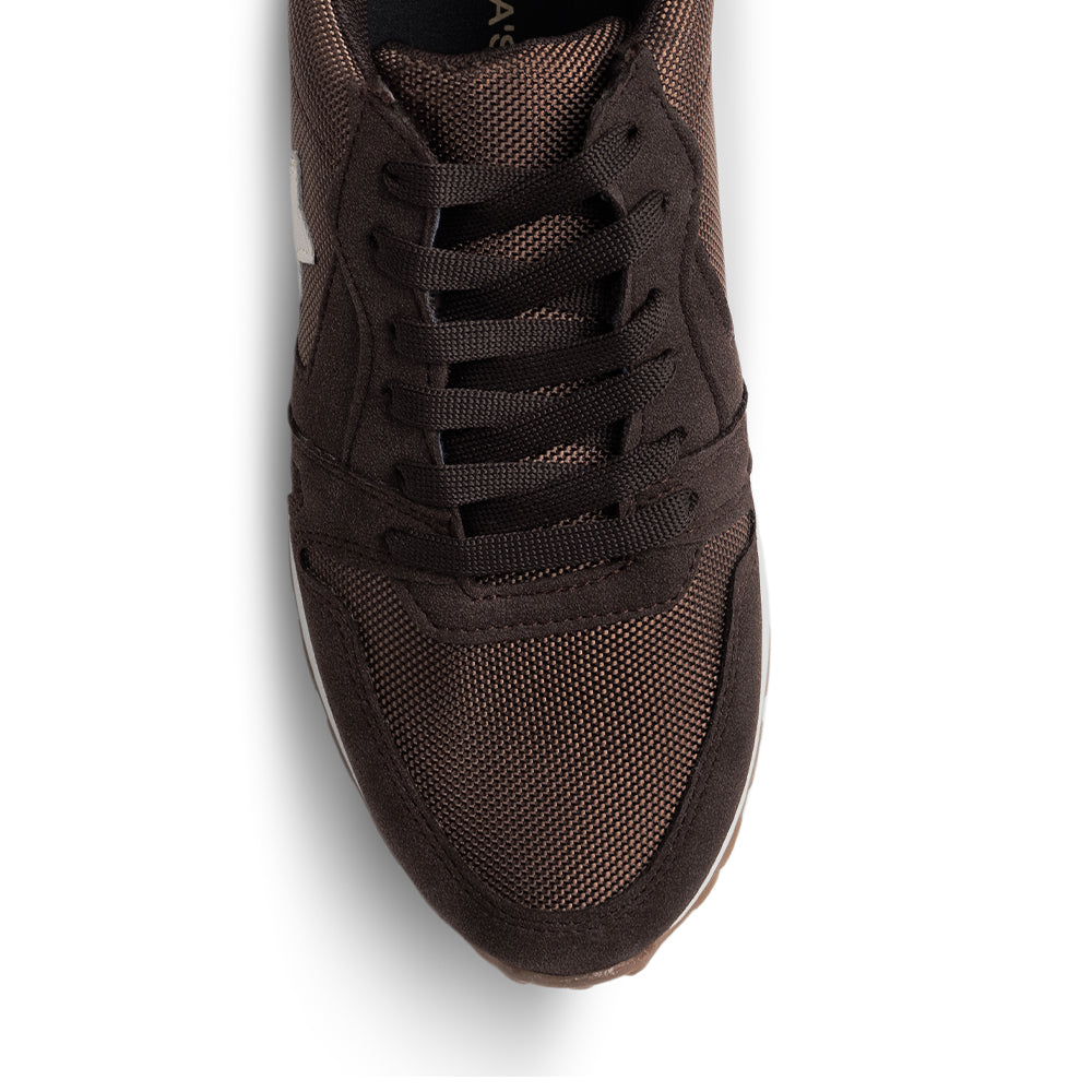 Vista del detalle en punta redonda del tenis café para dama con cordones cafés y plataforma blanca 4cm
