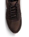 Vista del detalle en punta redonda del tenis café para dama con cordones cafés y plataforma blanca 4cm