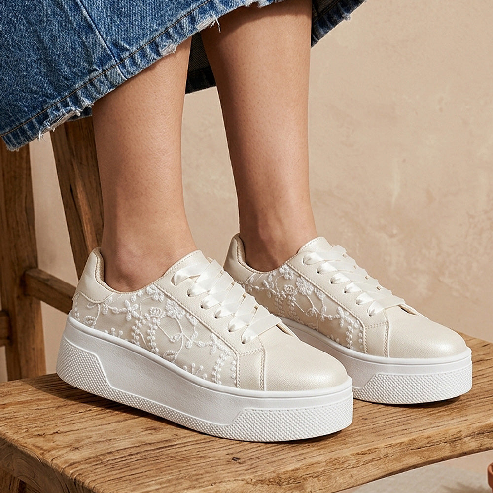 Tenis dorados para dama de plataforma baja 5cm y detalles bordados en los laterales