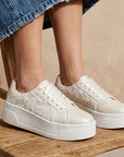 Tenis dorados para dama de plataforma baja 5cm y detalles bordados en los laterales