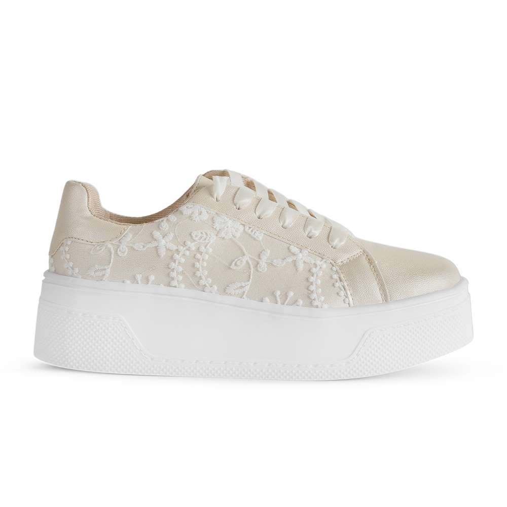 Vista lateral del tenis dorado para dama con detalles bordados en los laterales y plataforma baja 5cm 