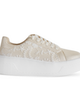 Vista lateral del tenis dorado para dama con detalles bordados en los laterales y plataforma baja 5cm 