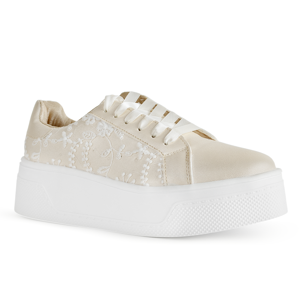 Vista diagonal del tenis dorado con plataforma baja 5cm y detalles laterales bordados con cordones para dama 