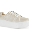 Vista diagonal del tenis dorado con plataforma baja 5cm y detalles laterales bordados con cordones para dama 