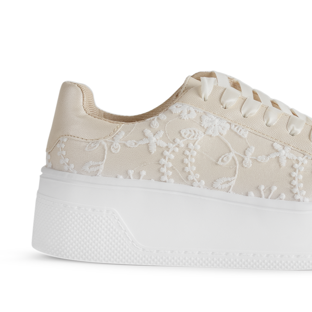 Vista trasera del tenis dorado con plataforma baja 5cm en color blanco y detalles bordados para dama 