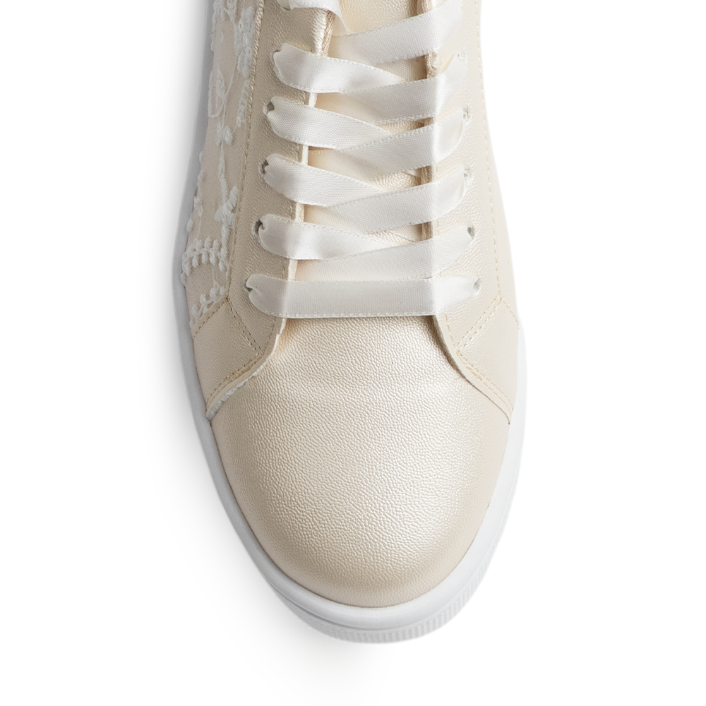 vIsta del detalle de listones en el tenis dorado para dama con punta redonda y bordados laterales de plataforma baja 5cm para dama 