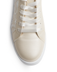 vIsta del detalle de listones en el tenis dorado para dama con punta redonda y bordados laterales de plataforma baja 5cm para dama 