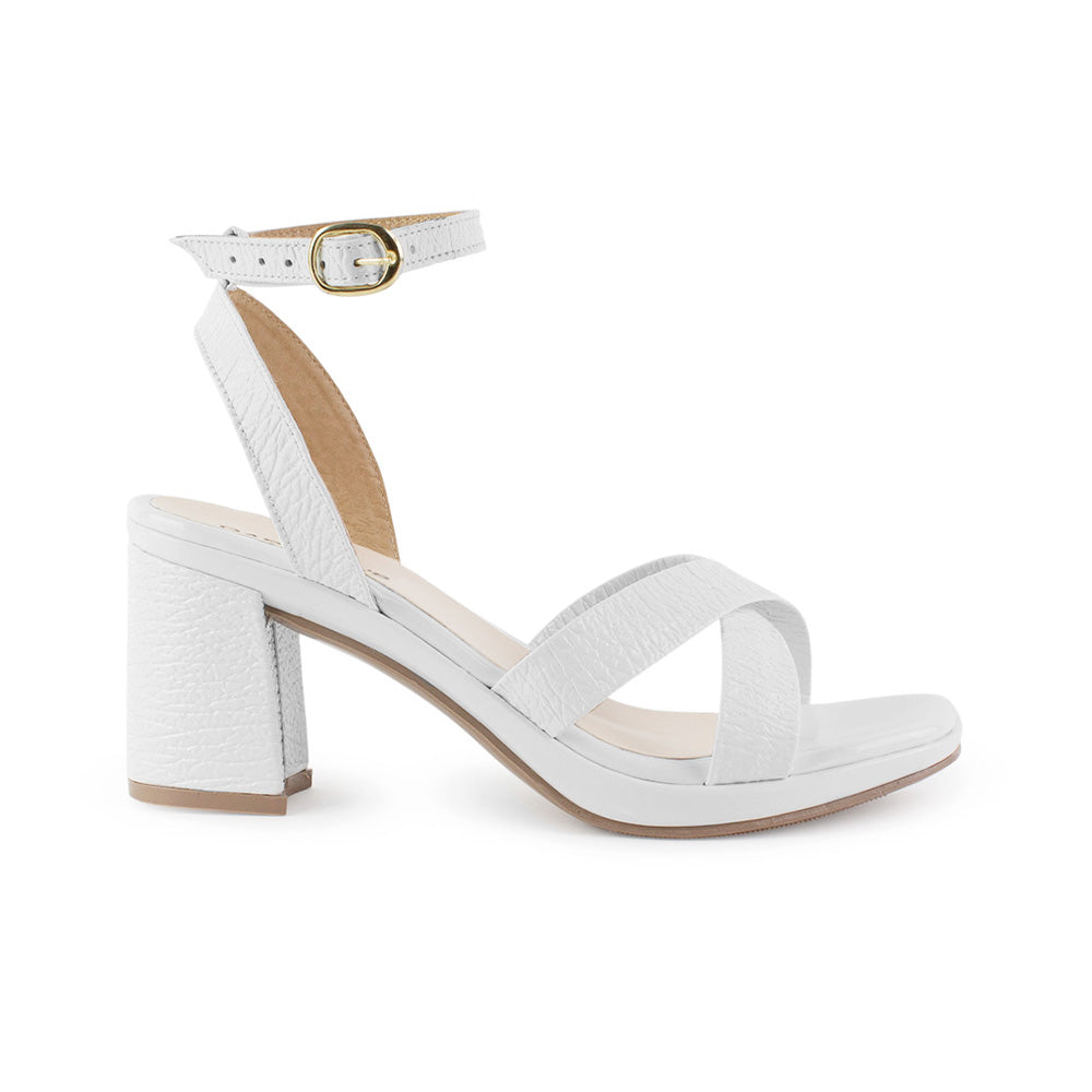 vista lateral de zapatillas blancas para dama con tiras cruzadas al frente y pulsera ajustable al tobillo tacón medio 8cm 