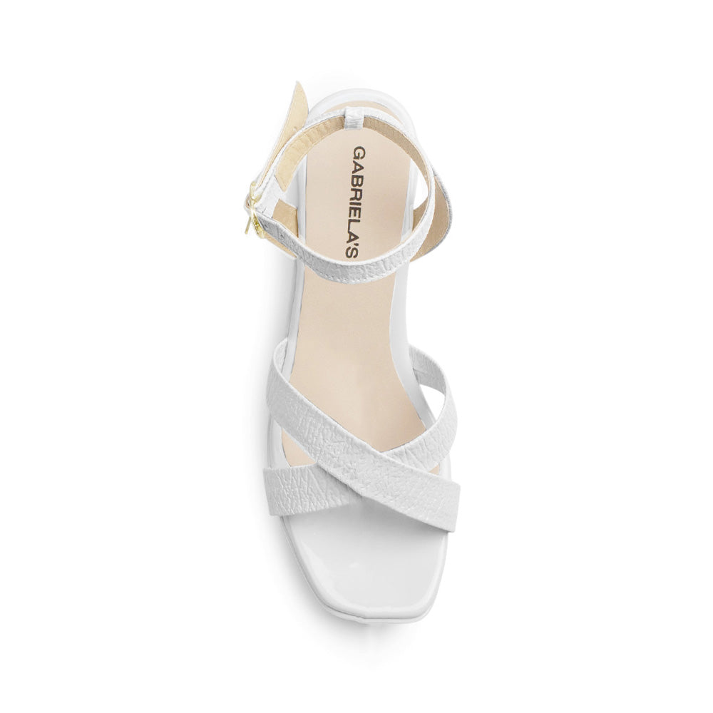 vista superior de las zapatillas blancas con tacón medio 8 cm y tiras cruzadas al frente para dama 