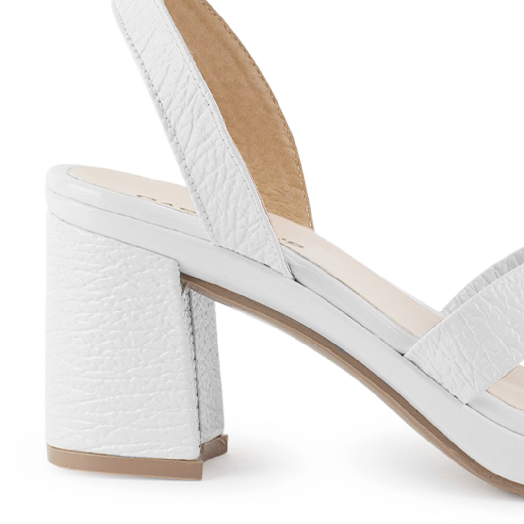 vista trasera del tacón medio 8cm de las zapatillas blancas para dama con pulsera ajustable y tiras cruzadas al frente 