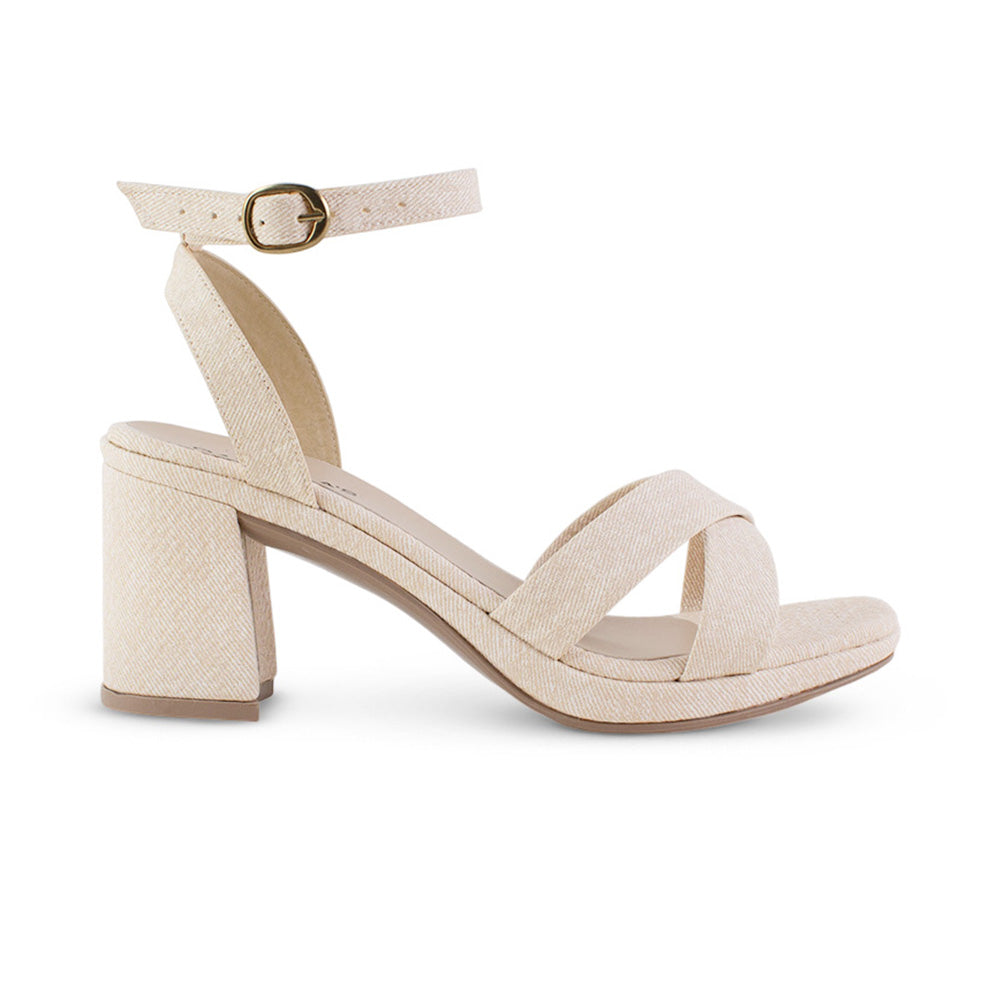 vista lateral de zapatillas beige para dama con tiras cruzadas al frente y pulsera ajustable al tobillo tacón medio 8cm 