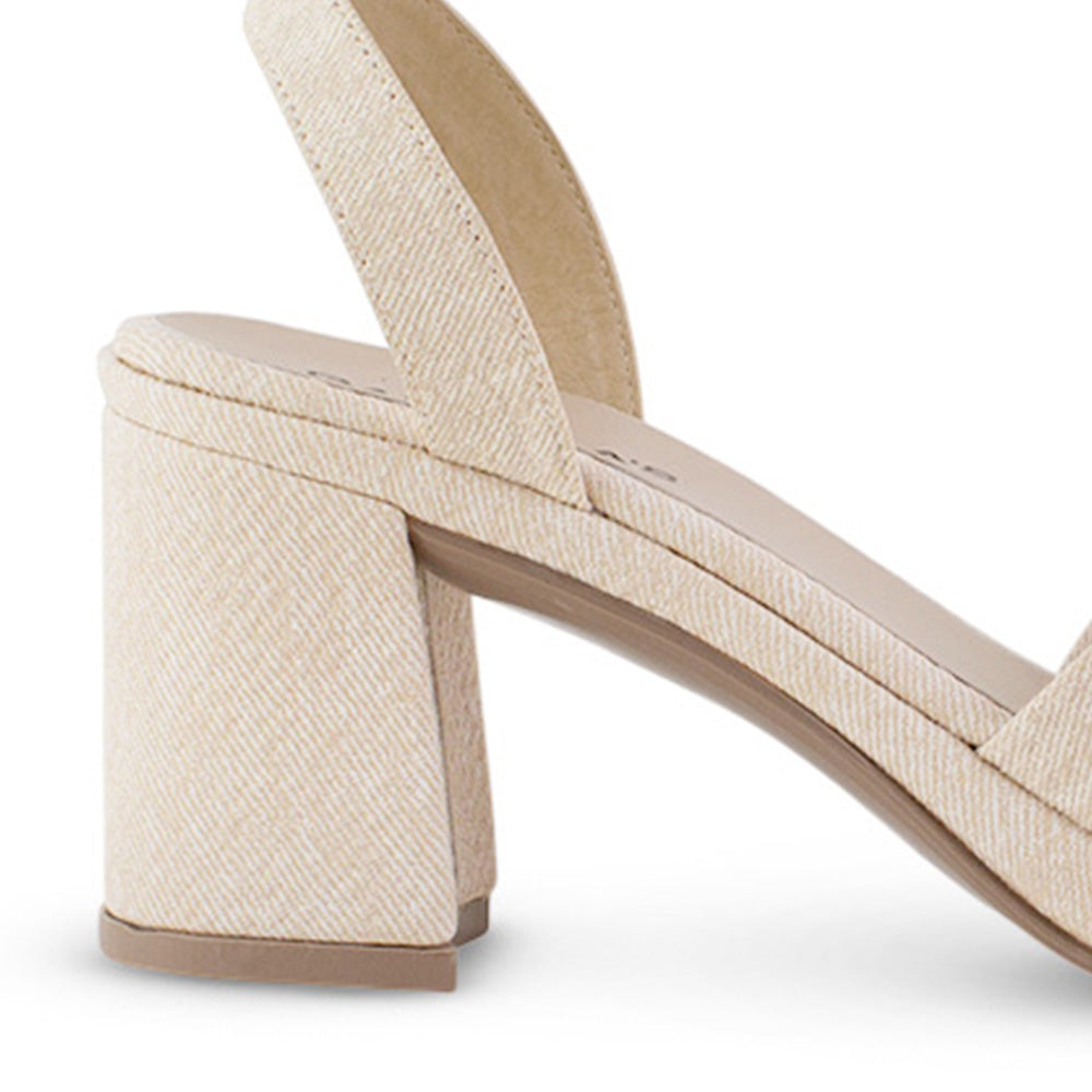 vista trasera del tacón medio 8cm de las zapatillas beige para dama con pulsera ajustable y tiras cruzadas al frente 