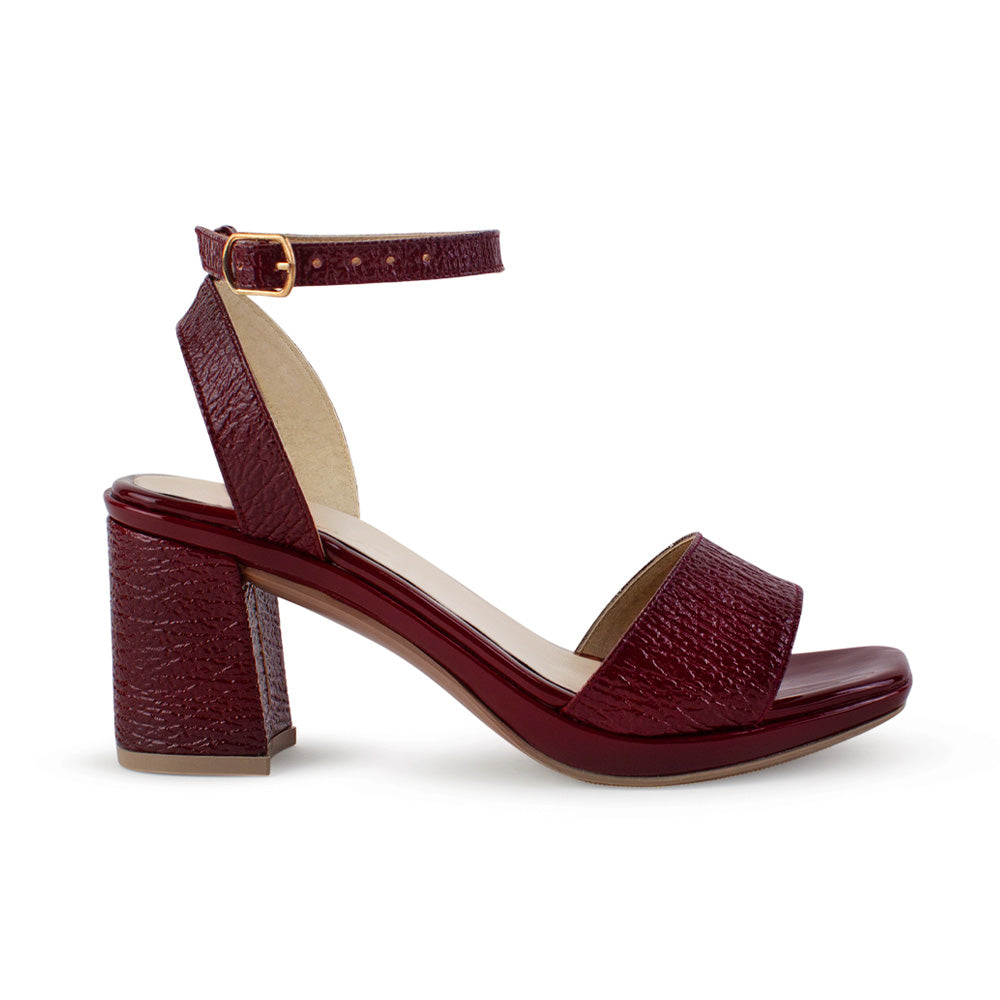 Vista lateral de zapatilla vino de diseño descubierto para mujer con pulsera ajustable y tacón medio de 8cm