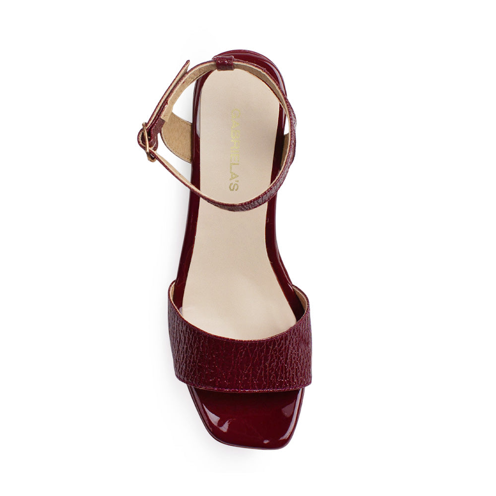 Vista superior de zapatilla vino de diseño descubierto para mujer con punta cuadrada y pulsera ajustable al tobillo 