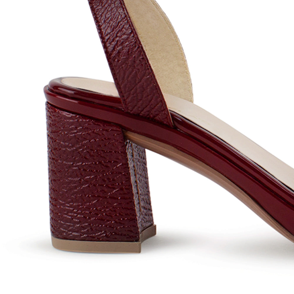 Vista trasera de tacón ancho medio de 8cm en zapatilla vino de diseño descubierto para mujer con pulsera ajustable y punta cuadrada