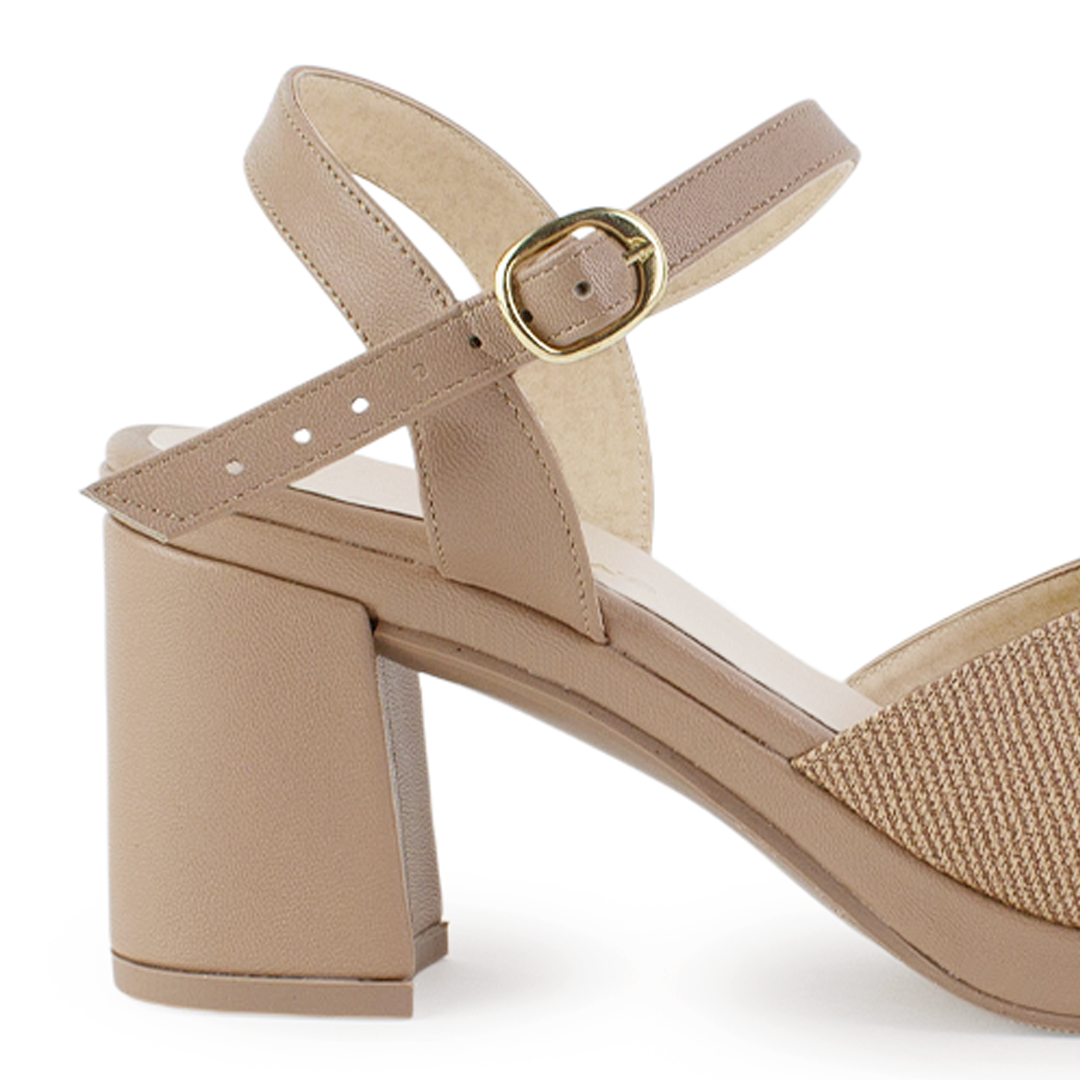 Vista trasera de tacón ancho medio de 8cm en zapatilla para mujer con pulsera  ajustable en color nude