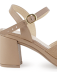 Vista trasera de tacón ancho medio de 8cm en zapatilla para mujer con pulsera  ajustable en color nude
