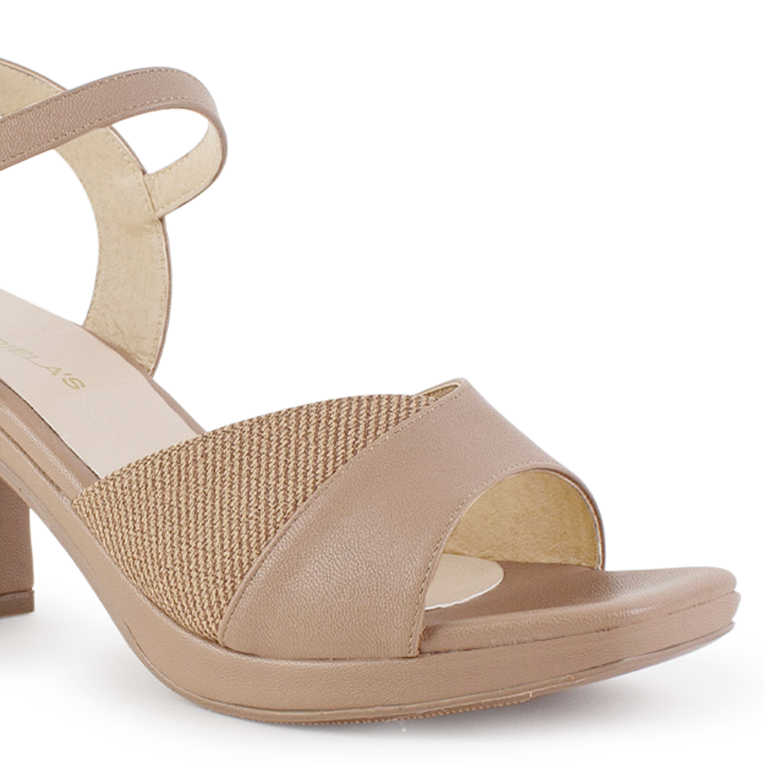 Vista a detalle de zapatilla nude para mujer de diseño descubierto con pulsera ajustable y tacón ancho de 8cm