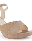 Vista a detalle de zapatilla nude para mujer de diseño descubierto con pulsera ajustable y tacón ancho de 8cm