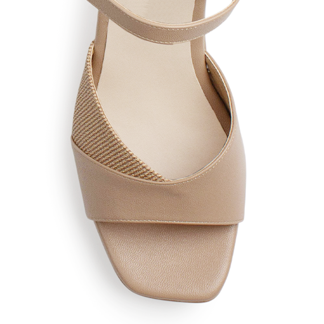 Vista de material cabra sintético en zapatilla beige para mujer de diseño descubierto con tacón medio de 8cm y pulsera ajustable