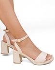 Zapatillas beige para mujer con pulsera ajustable al tobillo y tacón ancho de 8cm de punta cuadrada