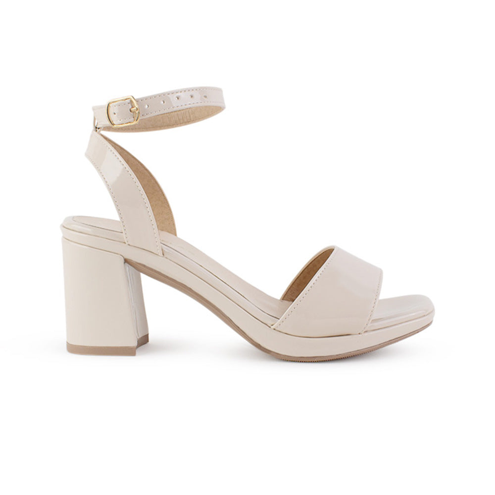 Vista lateral de zapatilla beige de diseño descubierto para mujer con pulsera ajustable y tacón medio de 8cm