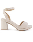 Vista lateral de zapatilla beige de diseño descubierto para mujer con pulsera ajustable y tacón medio de 8cm