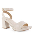Vista diagonal de zapatillas beige para mujer con pulsera ajustable al tobillo y tacón ancho medio de 8cm