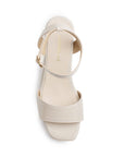 Vista superior de zapatilla beige de diseño descubierto para mujer con punta cuadrada y pulsera ajustable al tobillo 
