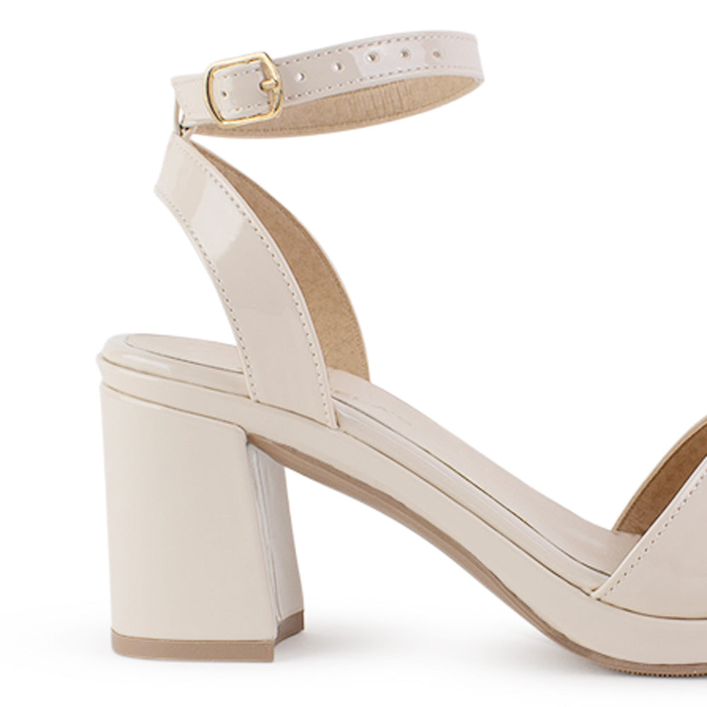 Vista trasera de tacón ancho medio de 8cm en zapatilla beige de diseño descubierto para mujer con pulsera ajustable y punta cuadrada