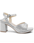 Vista lateral de zapatilla plateada para mujer de diseño descubierto con tacón ancho de 8cm y pulsera ajustable
