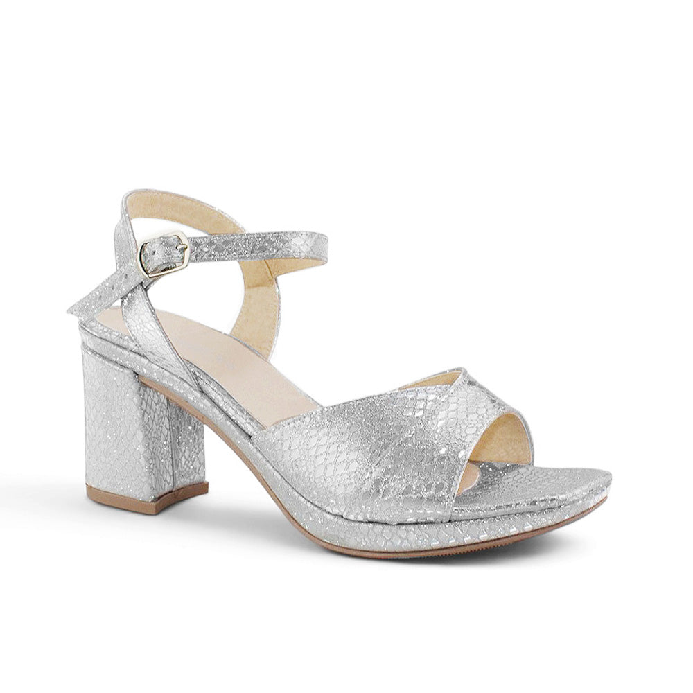 Vista diagonal de zapatilla plateada de diseño descubierto para mujer con pulsera ajustable al tobillo y tacón medio de 8cm