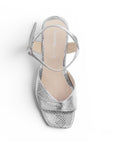 Vista superior de zapatilla plateada para mujer con diseño descubierto punta cuadrada y pulsera ajustable 