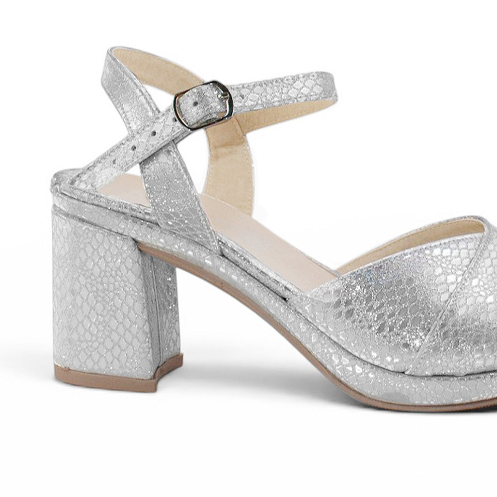 Vista trasera de tacón ancho medio de 8cm en zapatilla para mujer con pulsera  ajustable en color plateada 
