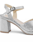 Vista trasera de tacón ancho medio de 8cm en zapatilla para mujer con pulsera  ajustable en color plateada 